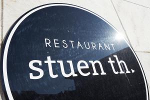 斯凯恩斯克伦酒店的餐馆的标志,餐馆的标志