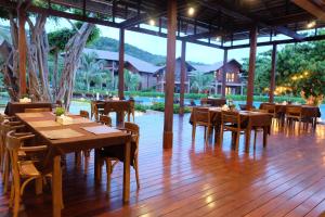 Koh Ma Beach Resort - SHA Extra Plus餐厅或其他用餐的地方
