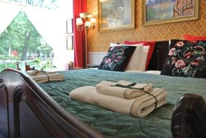 马尔默Kungsgatans Gryta & Hotell的床上配有毯子和枕头