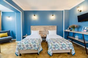 第比利斯Gvino Minda的蓝色墙壁客房的两张床
