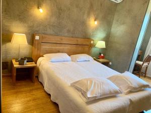 蒙蒂塞洛帕斯图艾拉酒店的一间卧室配有一张大床和两个枕头