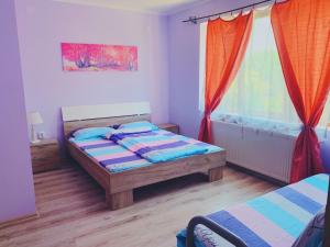 图尔达Zen Residence的一间卧室设有两张床和窗户。