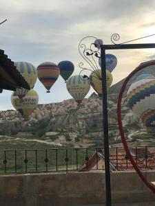 格雷梅Rose Valley Hotel的一组热气球在天空中飞行