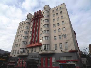 格拉斯哥Art Deco Building on Vibrant Sauchiehall Street的红色高大的白色建筑