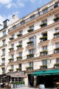 巴黎里维克大酒店的一座白色的大建筑,上面有花盒