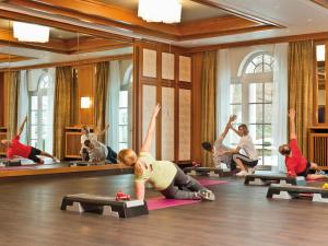 海林斯多夫斯坦迪夏姆旅行酒店的健身中心和/或健身设施