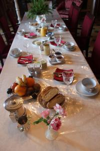 Deux-ChaisesChateau de Longeville的一张长桌,上面有饼干和其他食物