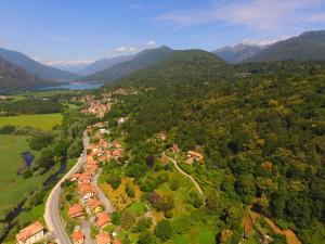 韦尔巴尼亚B&B La Lanterna的享有山谷中小镇的空中景致