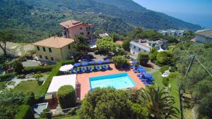 莫内利亚Hotel La Vigna的享有带游泳池的房屋的空中景致