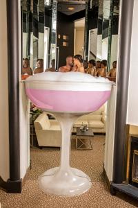 波科诺山天堂小溪度假酒店的一群男人在浴室的浴缸里