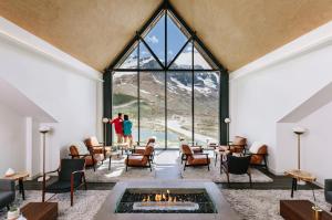 普塔Glacier View Lodge的客房设有壁炉,客人可以透过窗户观赏窗外景致。