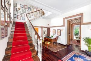 圣安吉洛萨瓦雷斯别墅酒店的铺有红地毯的楼梯