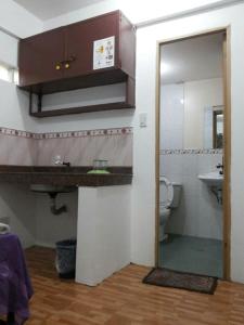 马尼拉马卡蒂经济一室公寓的一间带水槽、卫生间和镜子的浴室