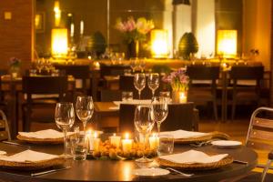 佛罗伦萨星际托斯卡纳酒店的餐厅的桌子,配以蜡烛和酒杯