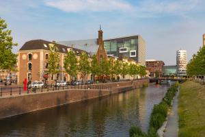 乌得勒支Bunk Hotel Utrecht的运河旁的城市河流