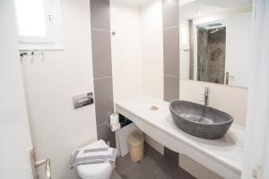 卡马利Ifestia Hotel的一间带水槽和卫生间的浴室
