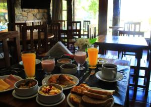 坦迪尔卡萨格兰德旅馆的一张桌子,上面有早餐食品和饮料