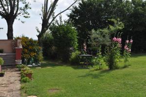 阿特里Agriturismo Isola Dei Calanchi - Guest House的草地上带野餐桌的花园