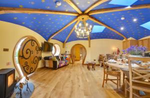 BodiamOastbrook Vineyard的一间拥有星星天花板的客厅