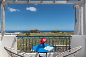 林都斯‘林德斯神话’海景一室公寓酒店的阳台上的蓝色桌椅
