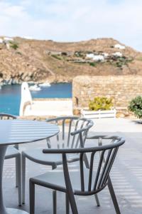 超级天堂海滩Etesians Suites & Villas的一张桌子和椅子,享有海景