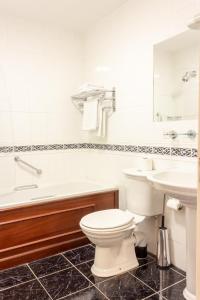拉腊林汉姆斯酒店的浴室配有卫生间、浴缸和水槽。
