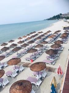 Marmaraereglisi伊斯坦布尔伊尔迪兹酒店的沙滩上的一把椅子和遮阳伞