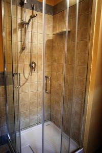 阿格里真托B&B Le Casette Di Lù的浴室里设有玻璃门淋浴