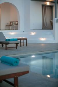 纳克索乔拉Naxos Infinity Villa and Suites的一个带床和桌子的游泳池
