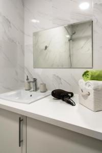 博布鲁伊斯克PaulMarie Apartments on Gogolya 39的白色的浴室设有水槽和镜子