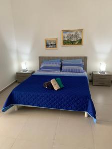 马萨尔福恩Island Break Residence的一间卧室配有蓝色的床和2个床头柜