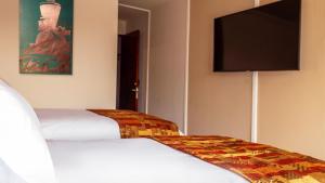 科皮亚波Hotel Vento的酒店客房设有两张床和一台平面电视。