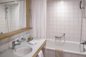 Hotel Alpenrose Wengen - bringing together tradition and modern comfort的一间浴室