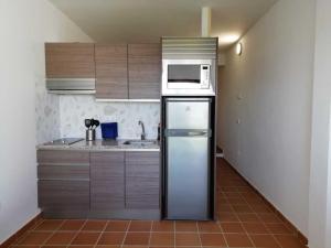 马塔拉斯卡尼亚斯Two Lofts的厨房配有冰箱和微波炉。