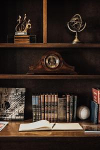 蒙特利尔Auberge du Vieux Port by Gray Collection的书架,时钟和书