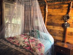巴亚希贝GuaiGüí Bayahibe的一间卧室配有一张带蚊帐的床