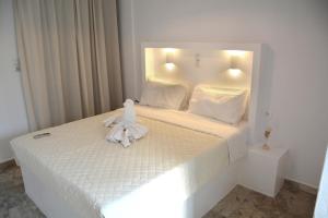 阿吉亚玛丽娜Golden Star Praxitelous的卧室配有白色的床和毛巾