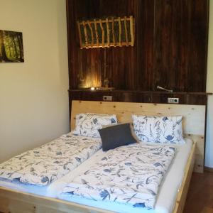 ZeutschachBiohof Köck Tonibauer的一间卧室配有一张带木制床头板的床
