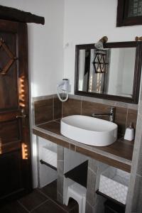科巴里德Apartma Skednj的一间带水槽和镜子的浴室