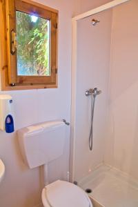 Candia Canavese安萨勒斯世界度假酒店的一间带卫生间和窗户的浴室