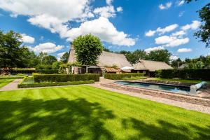 诺格Hoeve de Eshof的一个带草坪和游泳池的花园