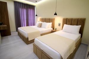 卡萨米尔Hotel Sunway的酒店客房设有两张床和窗户。