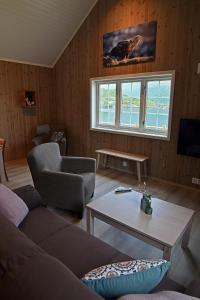 拉姆贝格Lofoten Cabins - Kåkern的客厅配有沙发和桌子