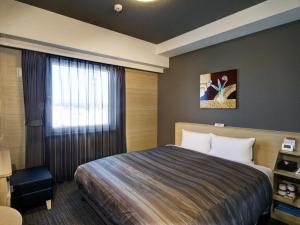 伊势市伊势路线酒店的酒店客房设有床和窗户。