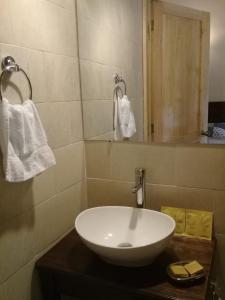 科万Estancia del Monje的浴室设有白色水槽和镜子