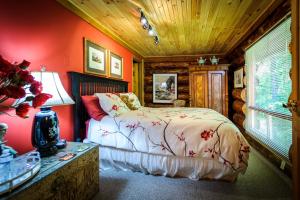 巴克霍恩香巴拉住宿加早餐酒店的一间卧室设有一张床和木制天花板