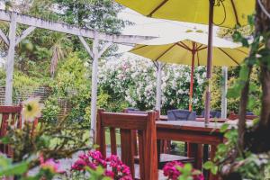 国家公园汤加里罗科若山林小屋的一张带雨伞的木桌和一些鲜花