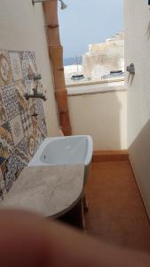 马里迪莫Cortile Via San Simone Marettimo的一间带水槽和窗户的浴室