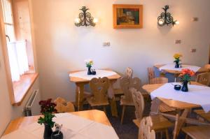 扎科帕内U Bohaca的用餐室配有桌椅和鲜花