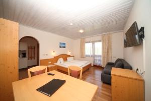 斯拉德明Ahlhof的酒店客房配有一张床铺和一张桌子。